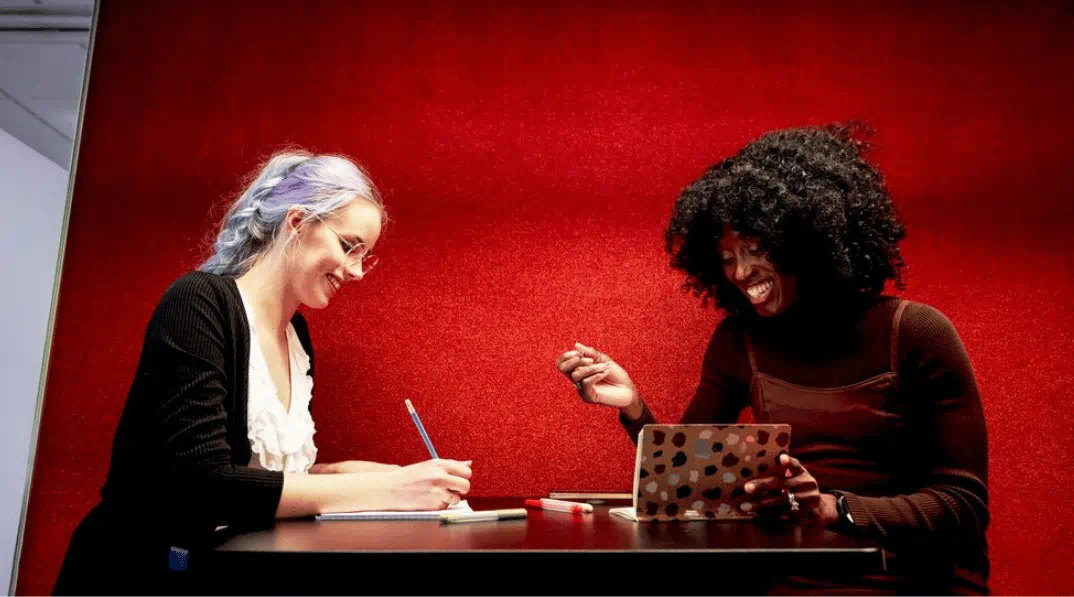 Twee vrouwen zitten aan een tafel