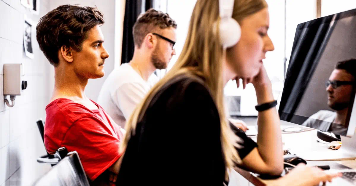 Personer framför datorn