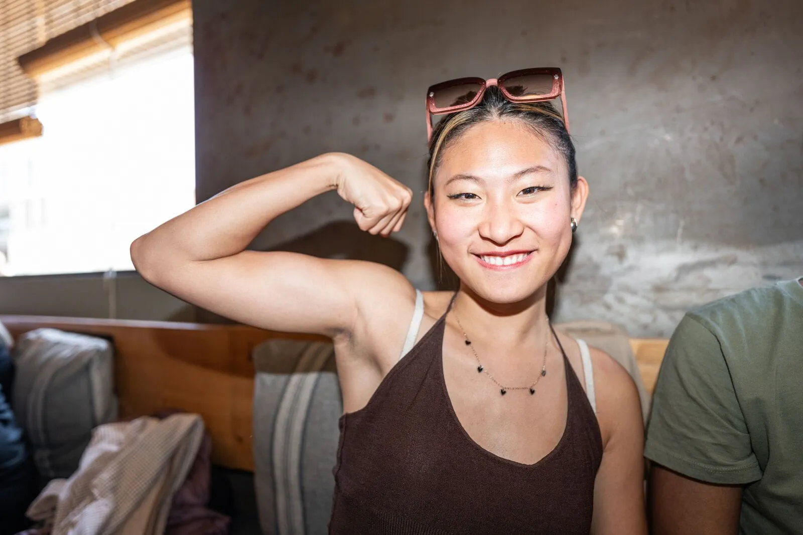 Glad kvinna med spänd biceps