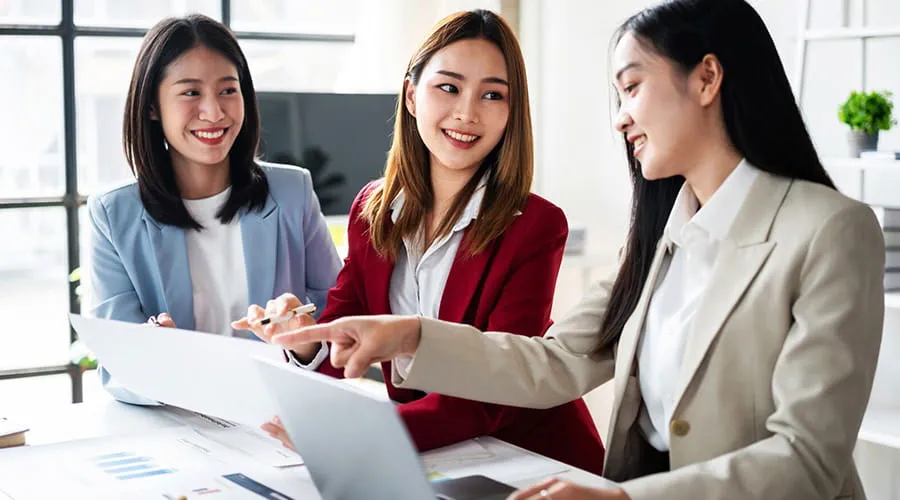 เพื่อนร่วมงานกำลังตรวจสอบเอกสารร่วมกันในพื้นที่ทำงาน