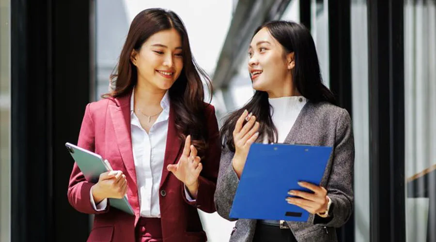 เพื่อนร่วมงานกำลังสนทนากันเกี่ยวกับเอกสารทางการเงินในพื้นที่ทำงาน