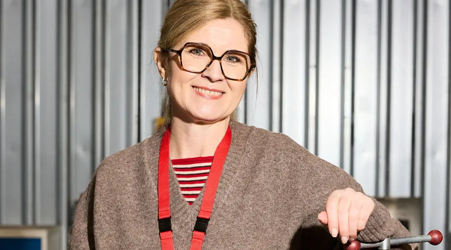 Arbeiter handhabt Paket im Lager