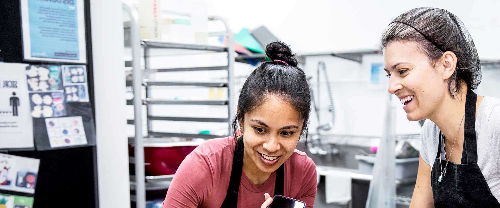 Personal de hostelería trabajando juntos en una cocina profesional