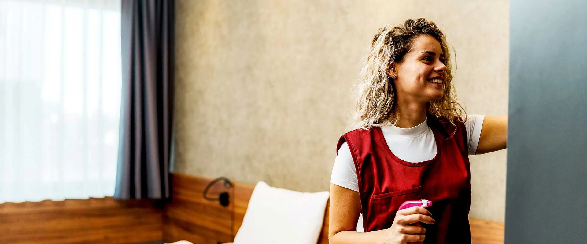Mujer relajándose en la habitación del hotel con café