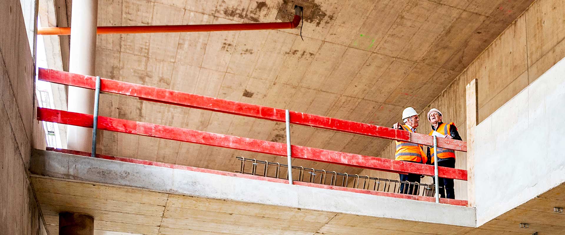 Travailleurs sur une plateforme surélevée à l'intérieur d'un chantier de construction
