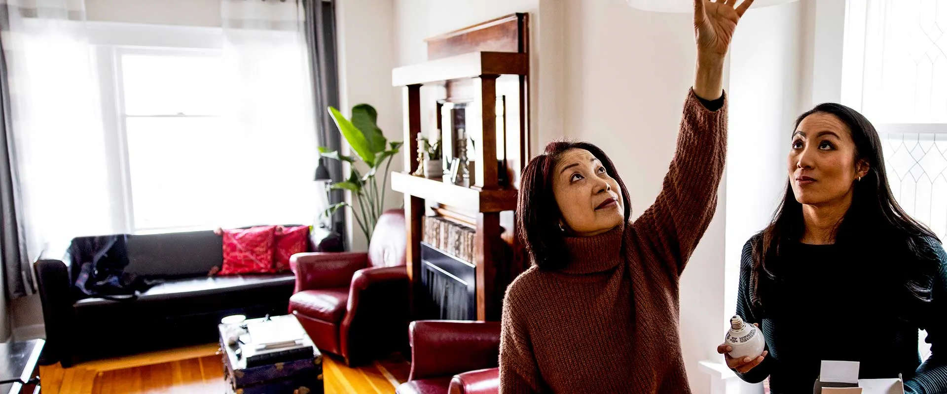 Deux professionnels discutant de plans dans une maison moderne Deux professionnels discutant de plans dans une maison moderne