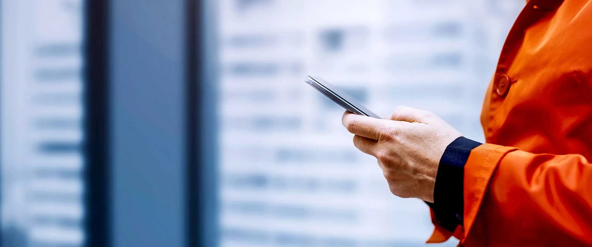 Yrkesperson använder digitala bankverktyg på surfplatta Yrkesperson använder digitala bankverktyg på surfplatta