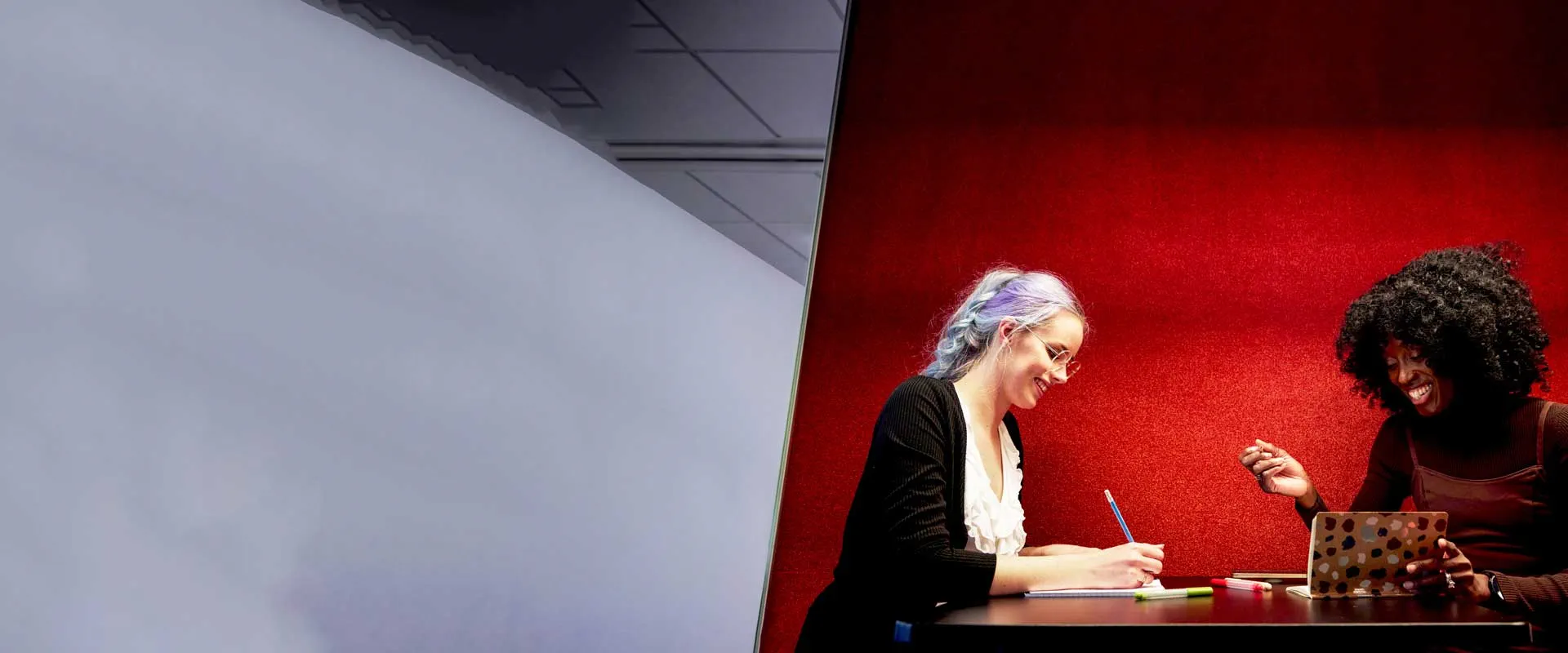 Finansprofessionell arbetar med dokument på kontor