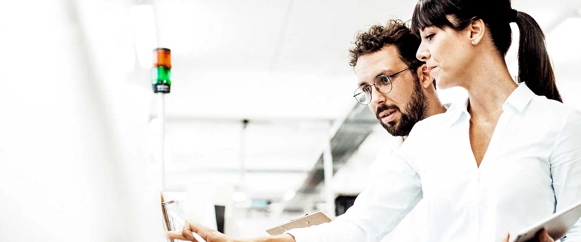 Ingenieros colaborando en la planificación de la producción