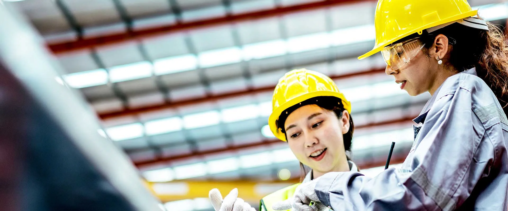 Ingenieurs bekijken plannen in industriële faciliteit