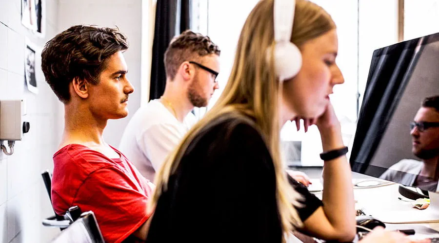 Professionnels travaillant sur des ordinateurs dans un environnement de bureau