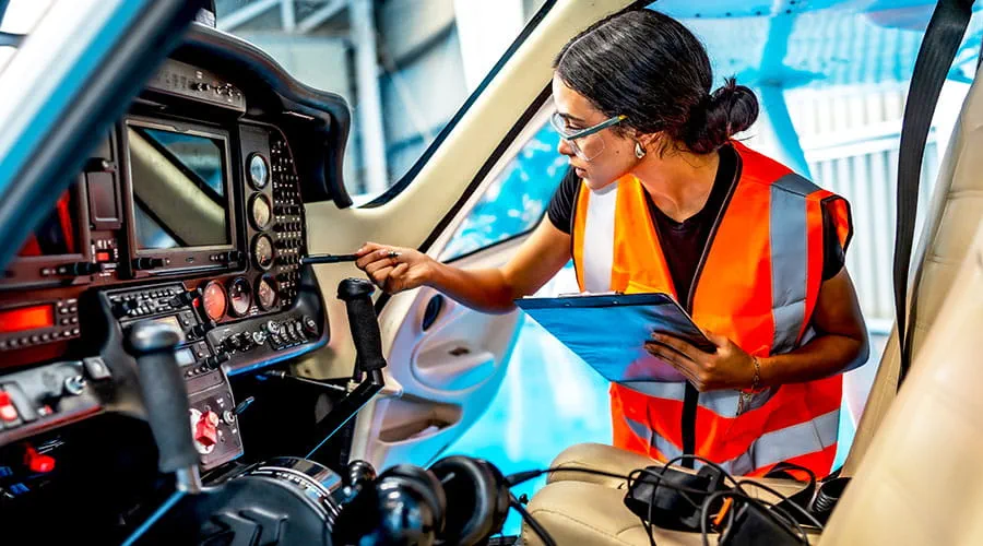 Technicus werkt aan dashboardonderdelen Technicus werkt aan dashboardonderdelen