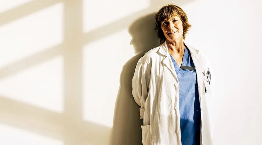 Persona de pie en un edificio de atención médica moderno