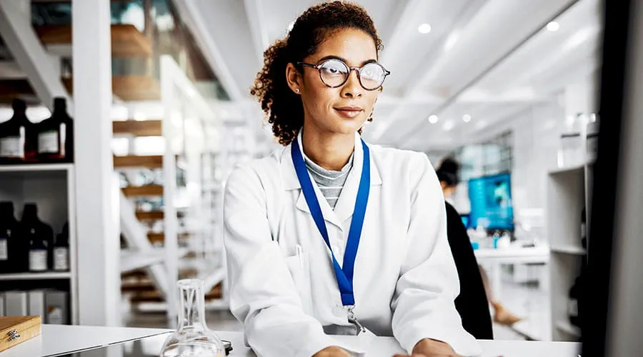 Médecin utilisant un ordinateur portable dans un cabinet médical