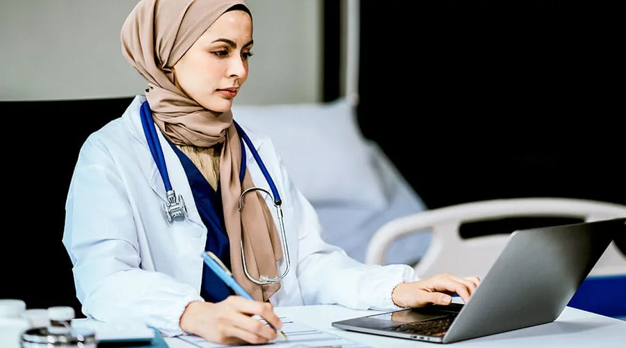 Professionnel de la santé examinant les données d'un patient