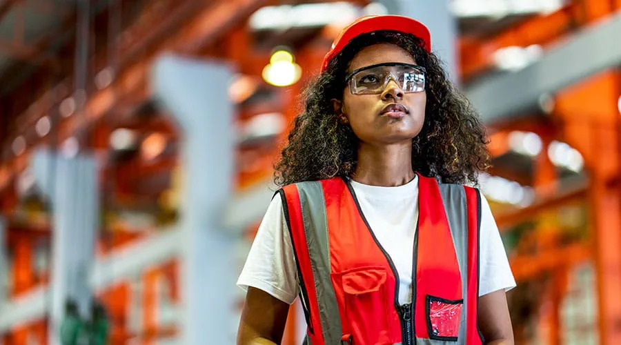 Ingenieur trägt Sicherheitsweste in der Fabrik