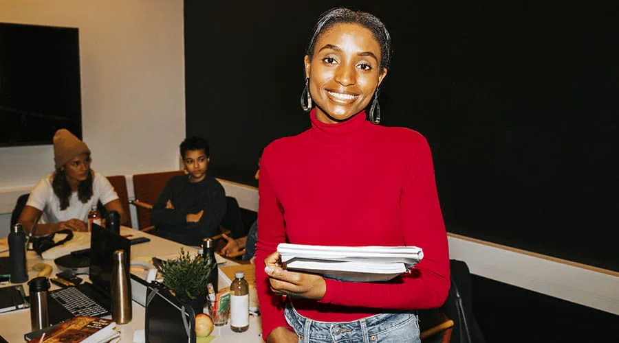Professionnel tenant une tablette dans un espace de travail intérieur
