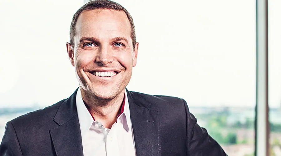 Groep mensen viert samen in sociale setting