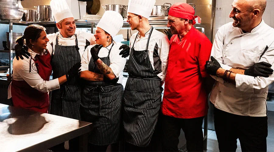 Grupo de personas celebrando juntas en un entorno social