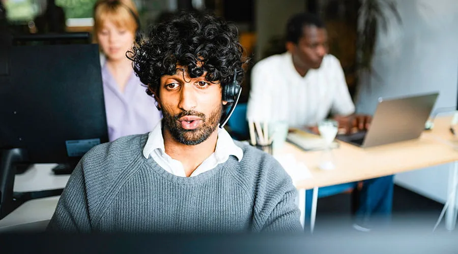 Homme travaillant sur un ordinateur portable dans un environnement de bureau