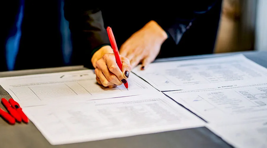 Close up van handen die document ondertekenen