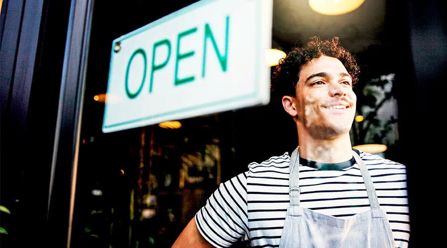 Medewerker draait open bord aan deur