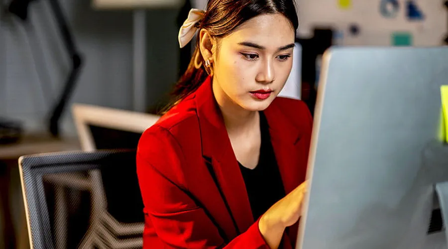 Persoană care lucrează la laptop la birou
