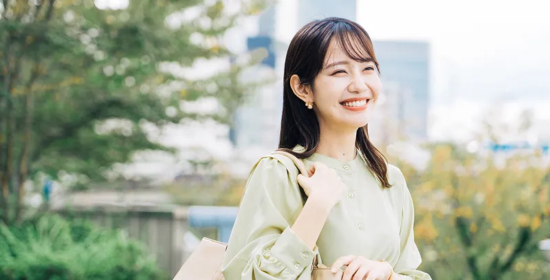 笑顔で働く女性