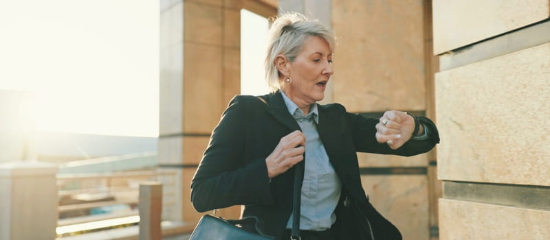 Une femme stressée d'arriver en retard au travail dans un environnement professionnel 