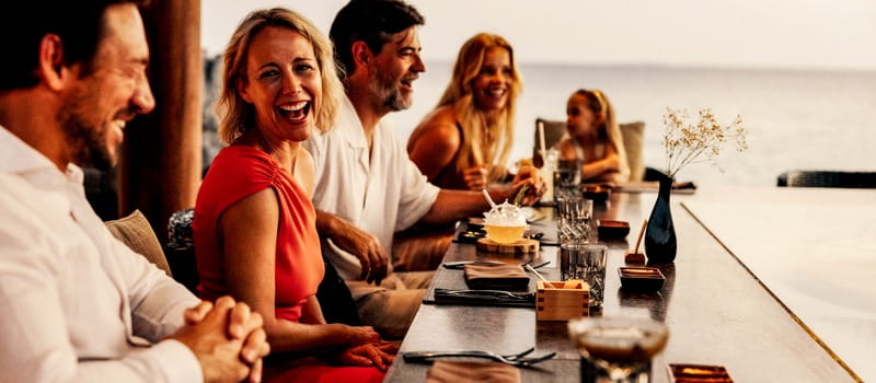 Un groupe de collègue dans un restaurant lors d'un pot de départ 