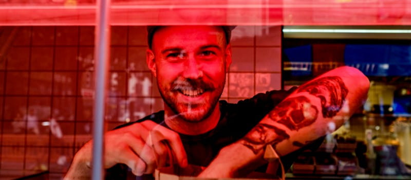 Un salarié travaillant dans un restaurant pour la saison estivale Un salarié travaillant dans un restaurant pour la saison estivale
