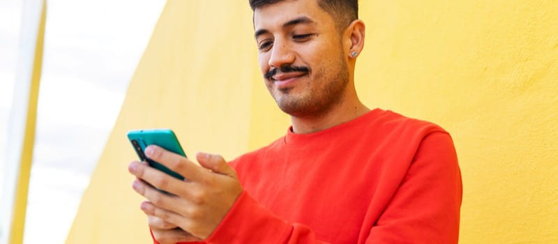 Un candidat postulant à une offre sur son téléphone sans cv Un candidat postulant à une offre sur son téléphone sans cv