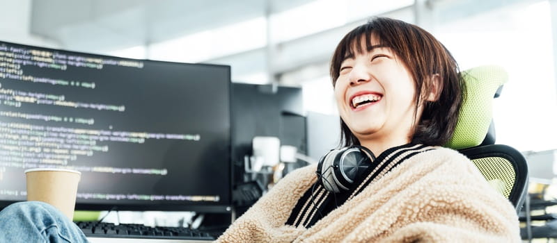 Une jeune femme heureuse sur son lieu de travail Une jeune femme heureuse sur son lieu de travail