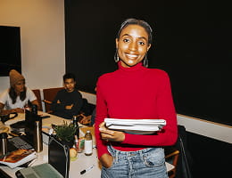 Une salarié du secteur tertiaire à son bureau ​