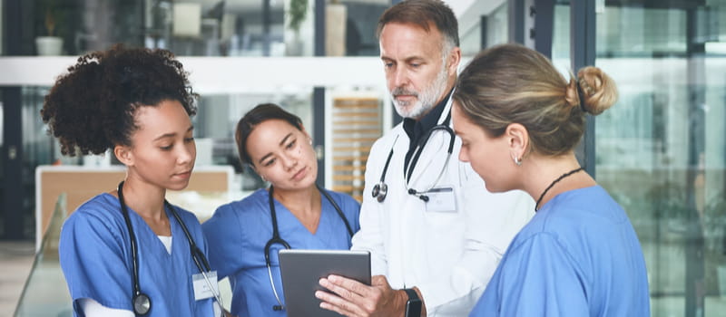 une équipe de santé pluridisciplinaire travaillant ensemble une équipe de santé pluridisciplinaire travaillant ensemble