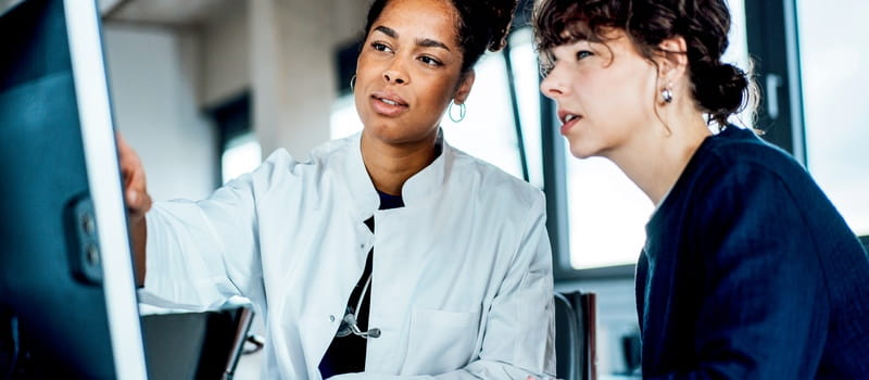 Deux membre d'une équipe médicale travaillant en mode projet 