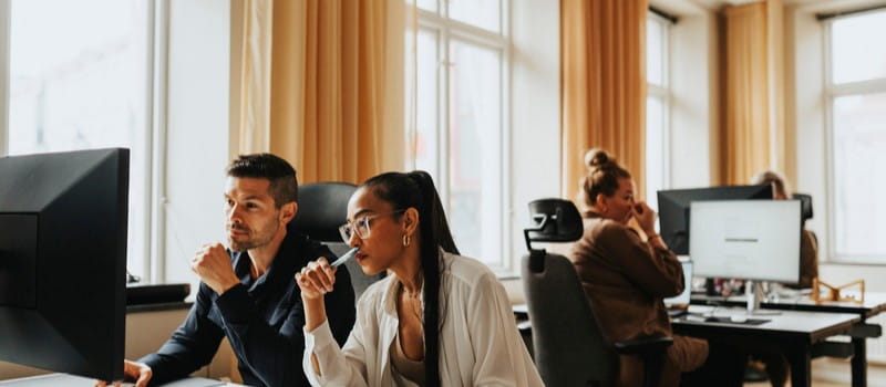 Des salariés dans un open-space travaillant dans une température idéale 