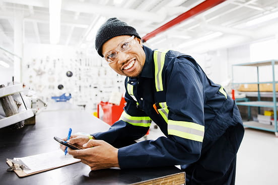 un homme souriant travaillant dans le secteur de l’entreposage