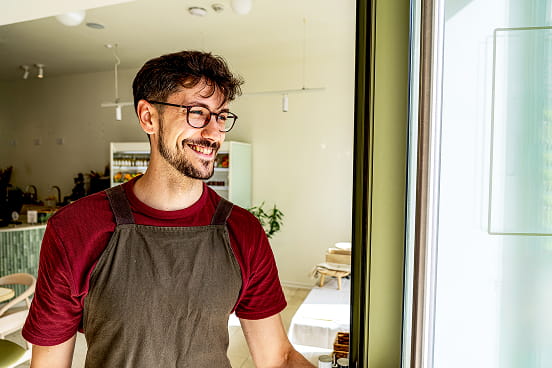 un salarié CDI Intérimaire Adecco souriant