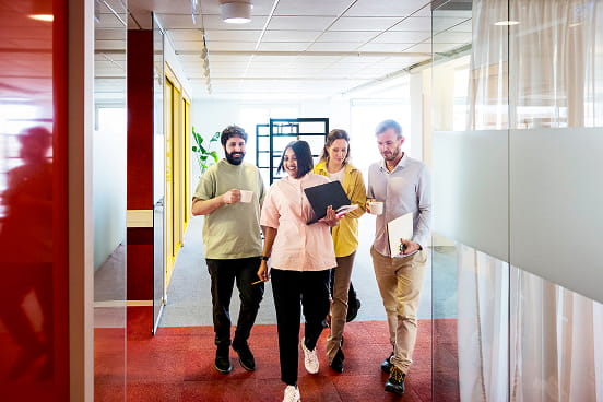 une équipe de salariés souriants dans leur entreprise