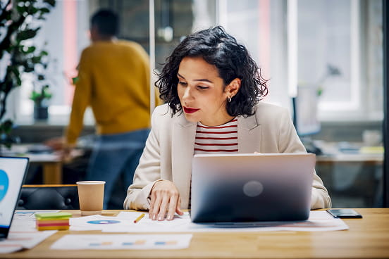 une femme travaillant dans le financement de formation