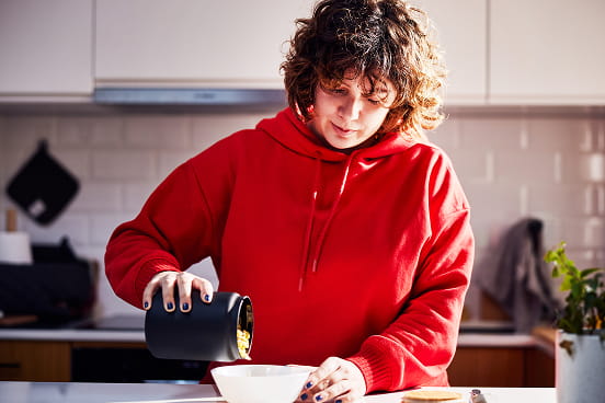 une femme cuisinant dans sa cuisine