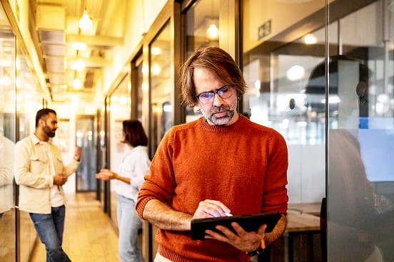 un employé travaillant sur sa tablette