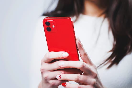 une candidate postulant à une offre d’emploi sur son smartphone