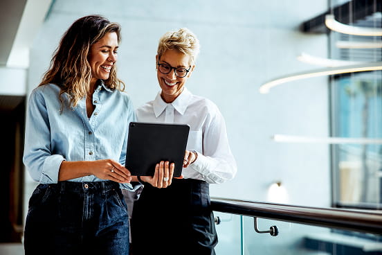 deux RH travaillant sur des contrats de travail