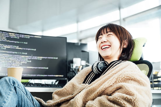 une jeune femme en alternance dans le domaine du digital