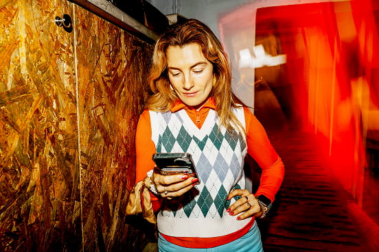 une RH travaillant sur son smartphone illustrant la digitalisation