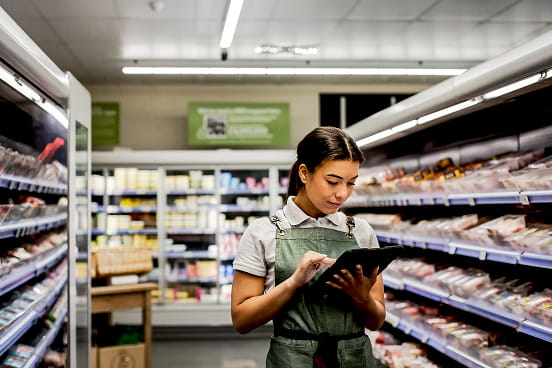 une femme travaillant dans un supermarché