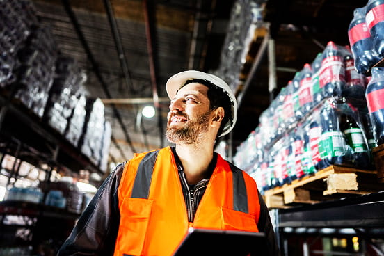 un homme travaillant dans le domaine du transport et de l’entreposage