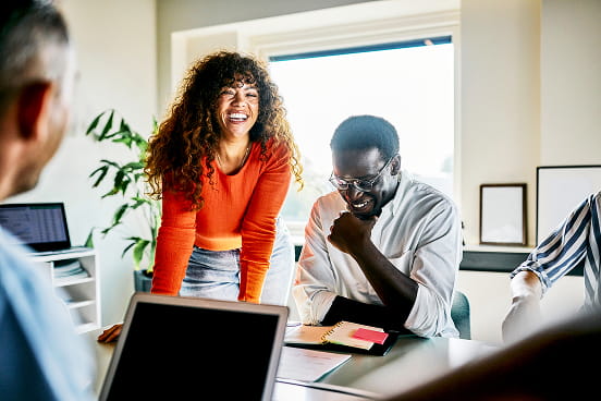 des RH travaillant sur des questions sur le travail temporaire